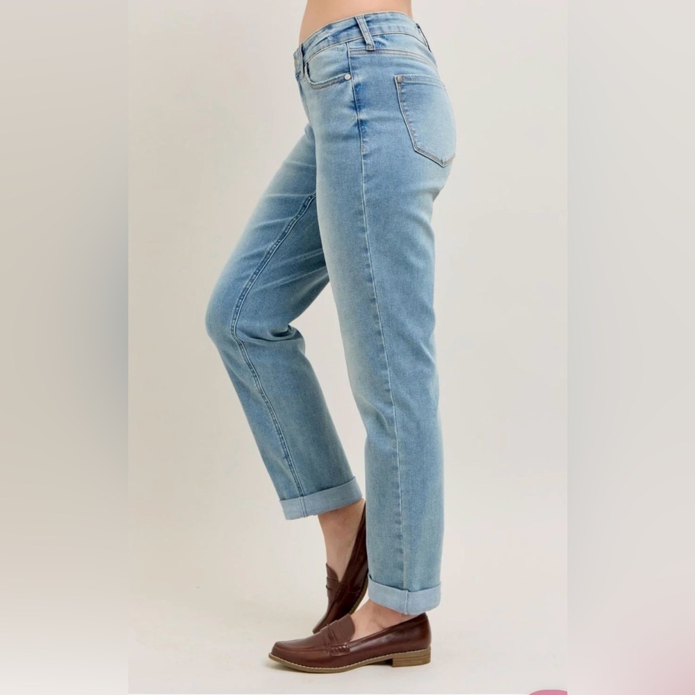 Judy Blue Boyfriend Mid Rise V Front Cuffed Jeans